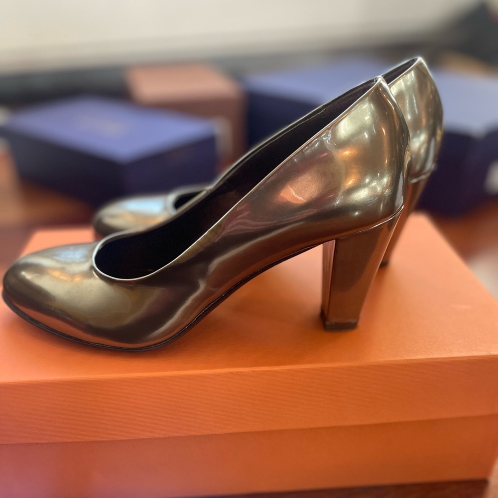 AGL Silver Pumps